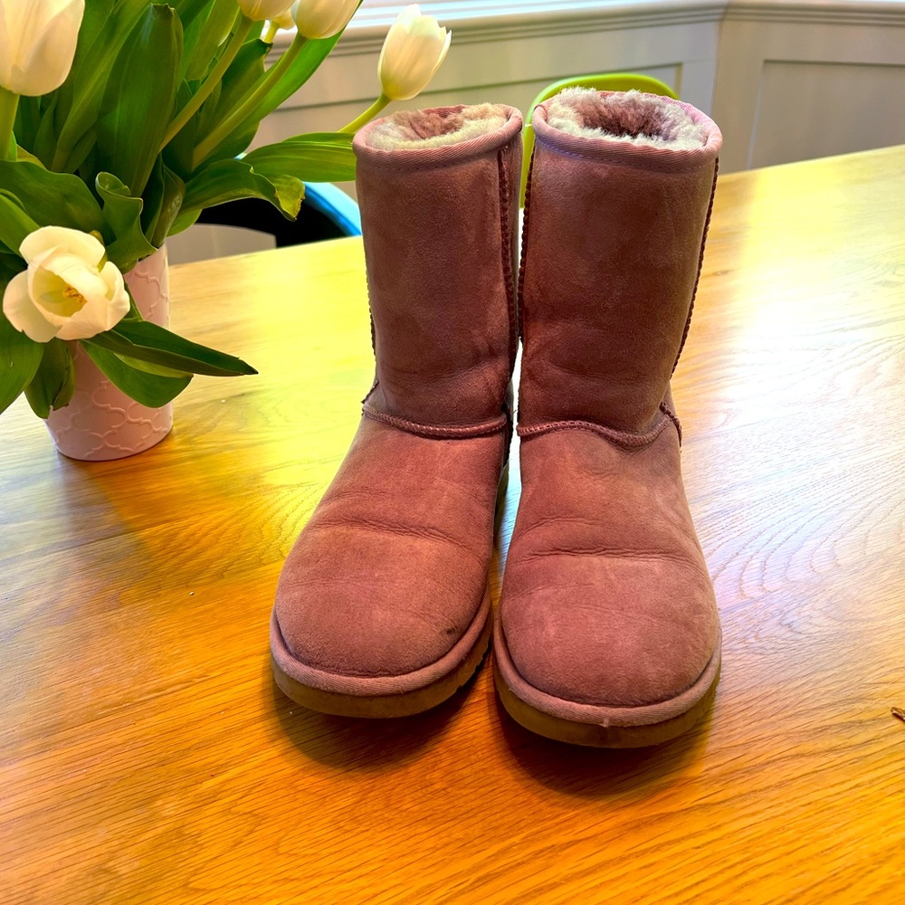 Womens Ugg pink/purple short boots size 7 in great used condition minimal wear
